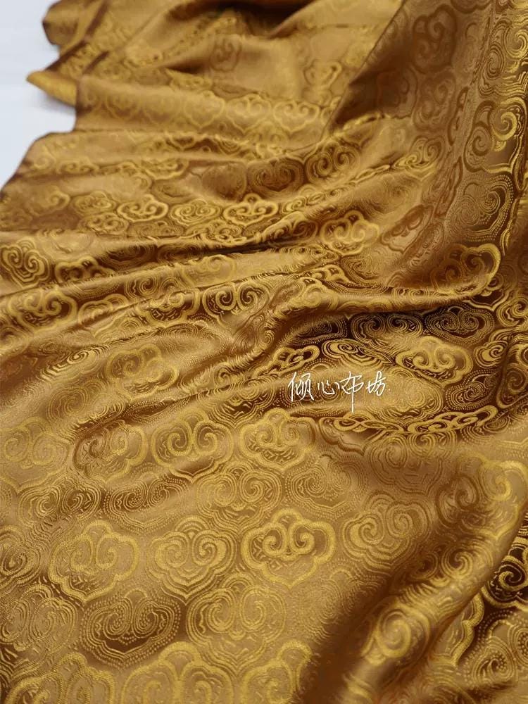 Tissu brocart nuageux : jacquard de soie et rayonne, tissu pour costumes