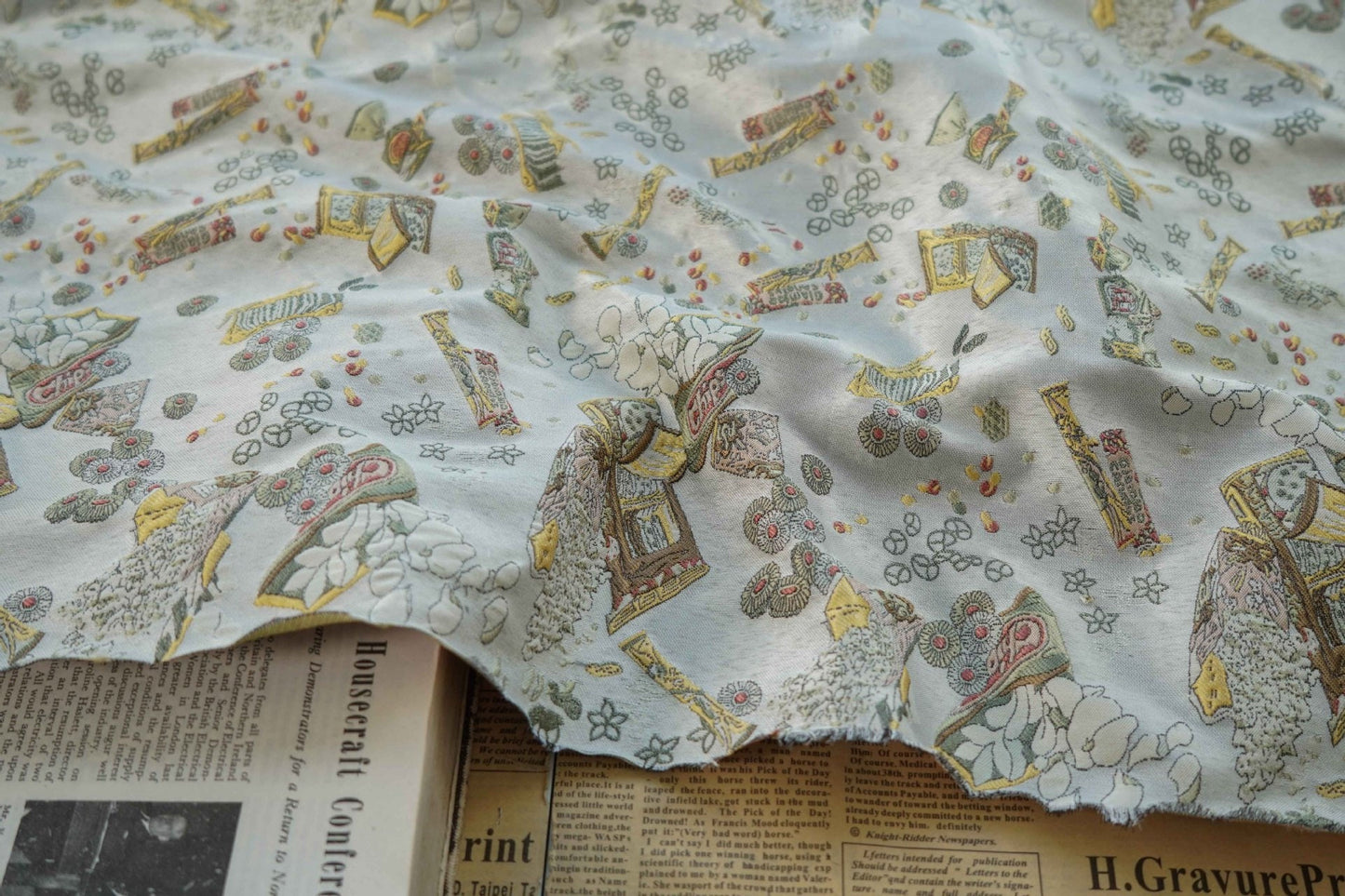 Tissu jacquard lurex blanc : polyester tissé gaufré 3D, 165 cm de large