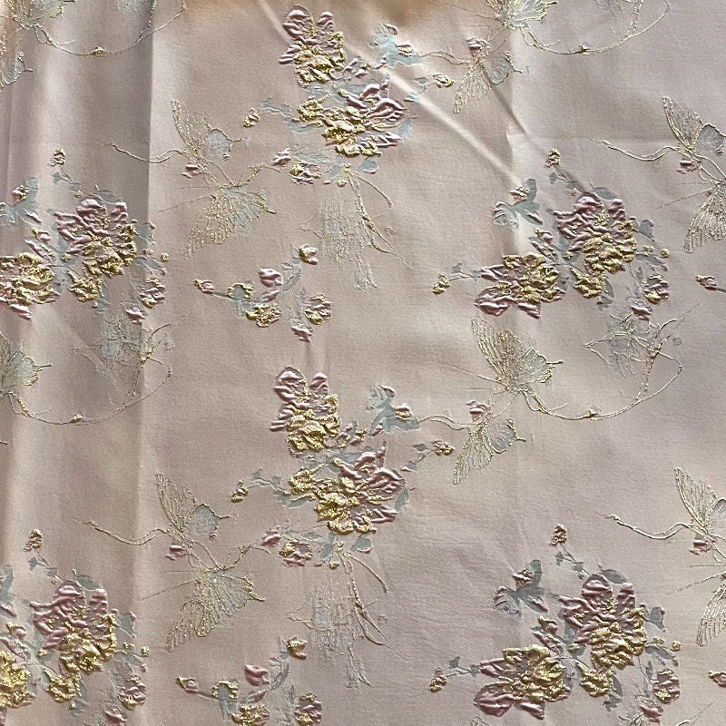 Tissu jacquard papillon à fil doré : texture 3D, largeur 142 cm
