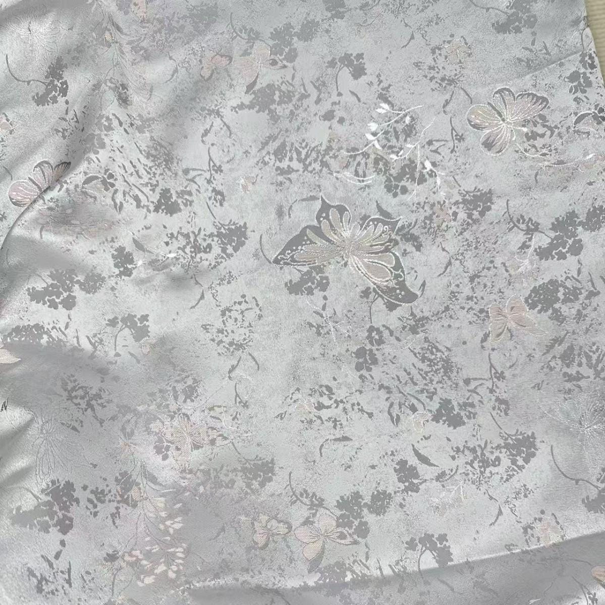 Tissu brocart papillon gris argenté - Jacquard élégant, 147 cm de large