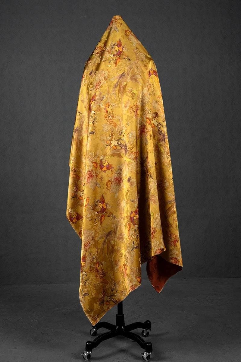 Tissu satiné de soie à motif floral thé : 150 cm de large, imprimé numérique abricot