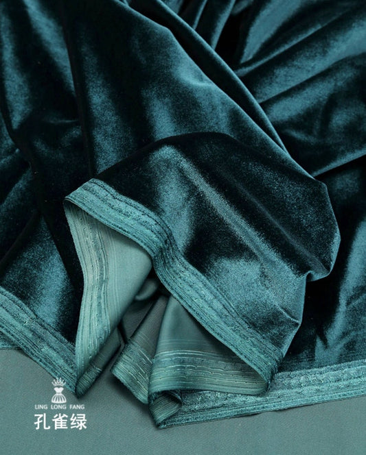 Tissu velours doré extensible : mélange de polyester et d’élasthanne de 155 cm de large