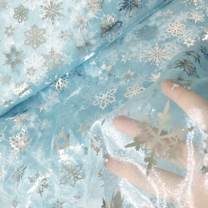 Tissu organza à motif flocon de neige : impression à chaud bleue et blanche, 150 cm de large