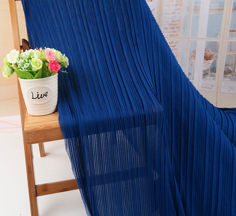 Tissu mousseline plissé : 150 cm de large, texture accordéon, drapé fluide