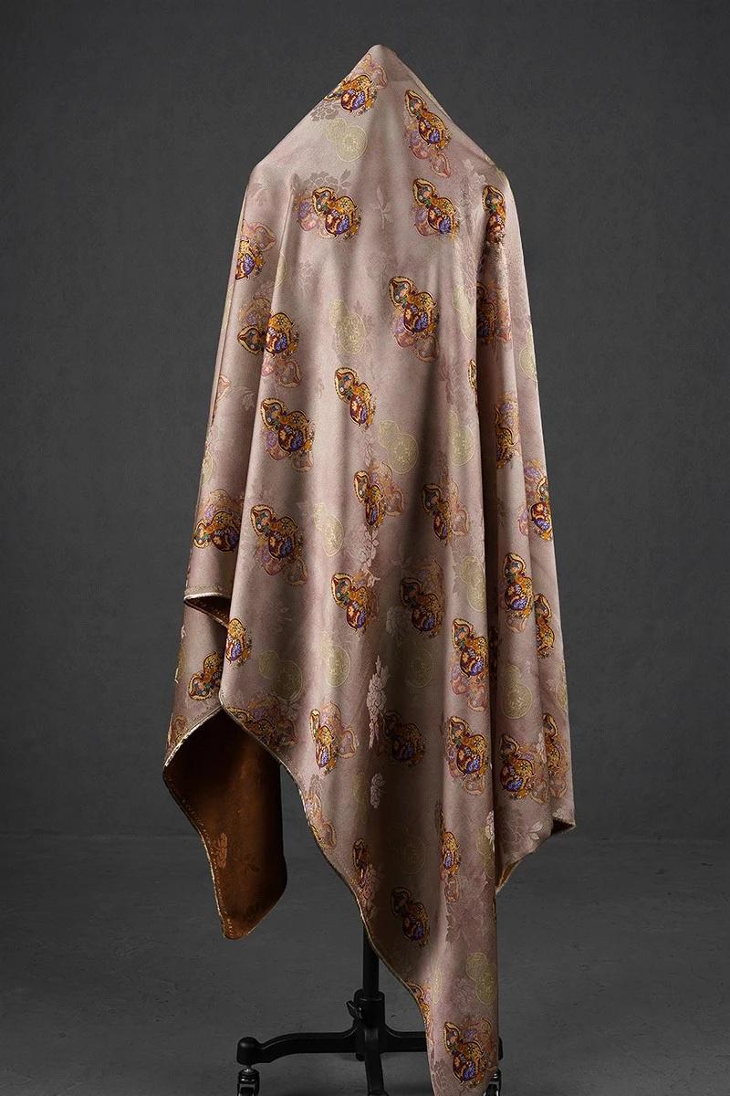 Tissu satiné en soie couleur thé : imprimé de courges rose pâle grisâtre, 147 cm de large