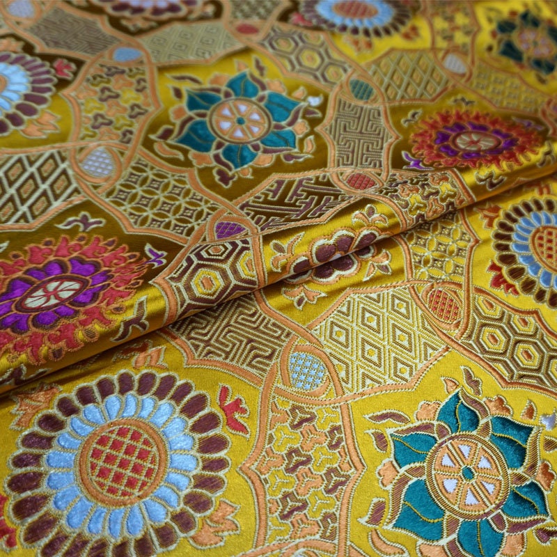 Tissu brocart à fleurs précieuses : Ameublement, matelassage et couture bouddhistes colorés