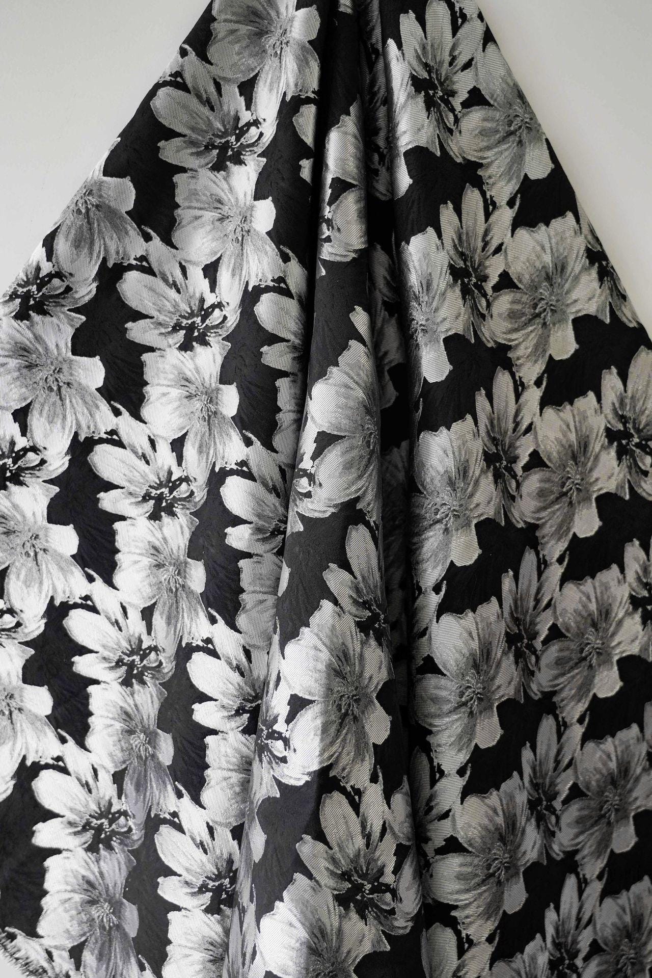 Tissu jacquard à motif floral : mélange soie-rayonne de 150 cm de large