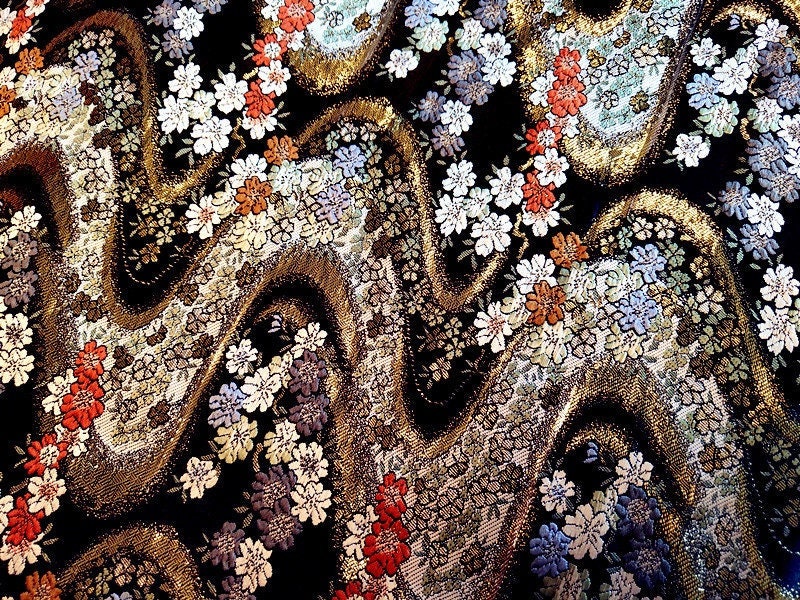 Tissu jacquard floral Nishijin : brocart de soie noir et or