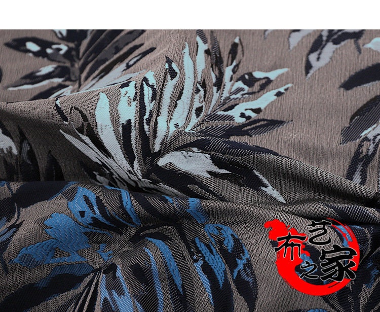 Tissu jacquard argenté : 150 cm de large. Idéal pour l’ameublement, les costumes et la décoration.