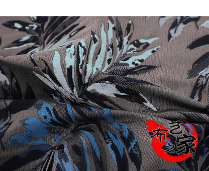 Tissu jacquard argenté : 150 cm de large. Idéal pour l’ameublement, les costumes et la décoration.