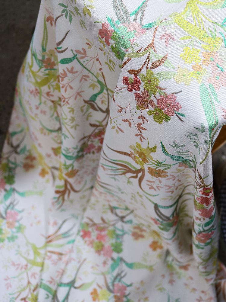 Tissu jacquard à motif floral : motif jardin printanier, 140 cm de large