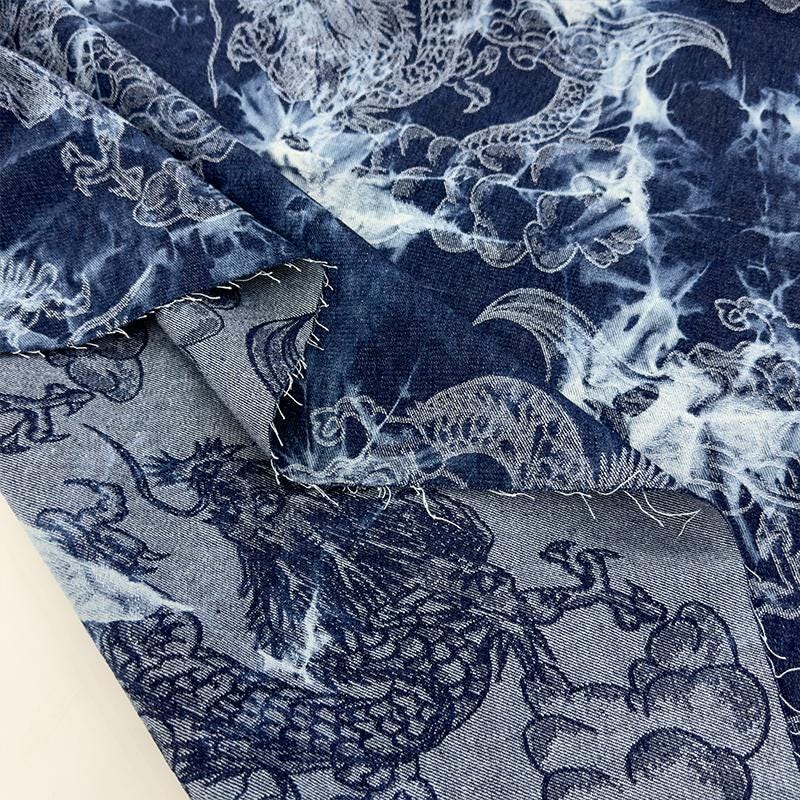 Tissu denim en coton délavé tie-dye : matière jean bleu délavé (170 cm de large)