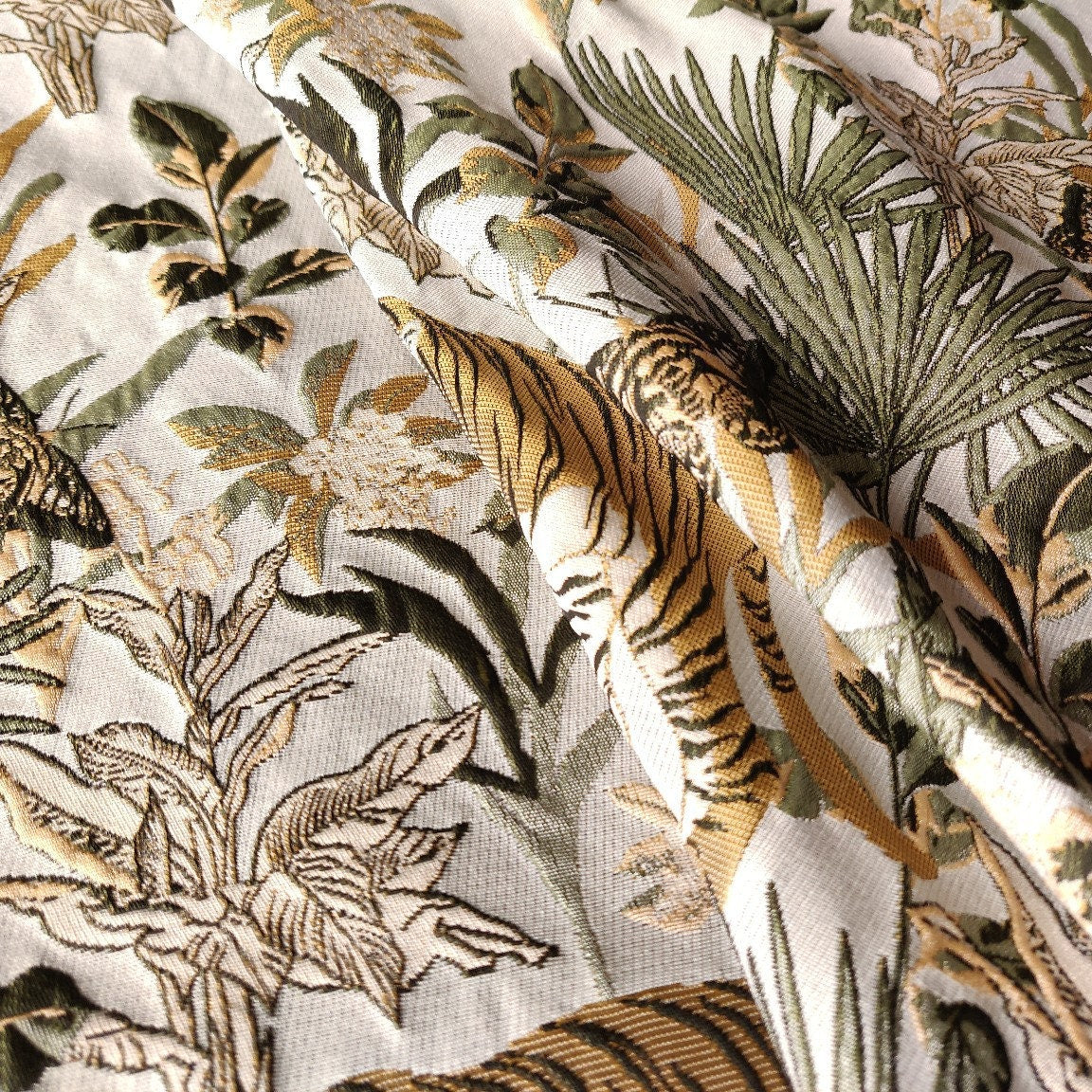 Tissu jacquard tigre : revêtement d’ameublement gaufré de fil doré, 160 cm de large