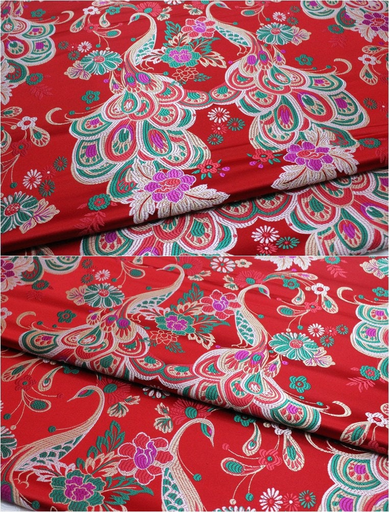 Tissu brocart paon rouge : mélange de soie chinoise et de rayonne, pour l’ameublement et la couture, vendu au mètre.