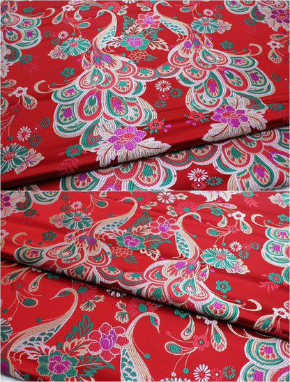 Tissu brocart paon rouge : mélange de soie chinoise et de rayonne, pour l’ameublement et la couture, vendu au mètre.
