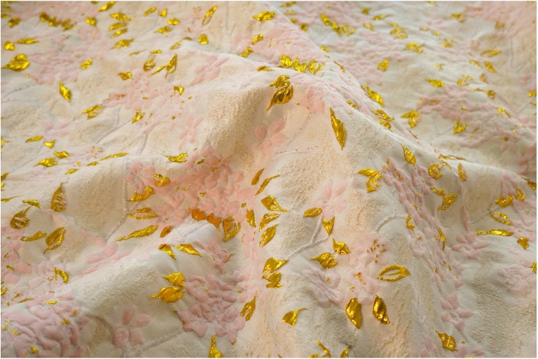 Tissu jacquard floral à fils dorés : 130 cm de large, pour l’ameublement et la confection de costumes