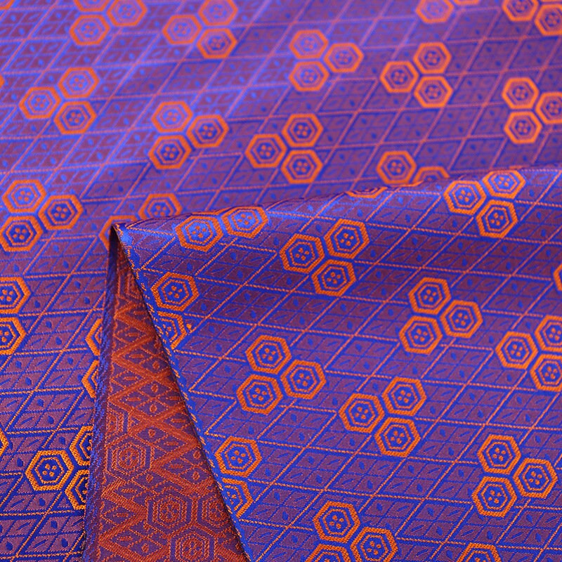 Tissu brocart de soie : style mongol-tibétain, 75 cm de large, en rayonne pour cheongsam.