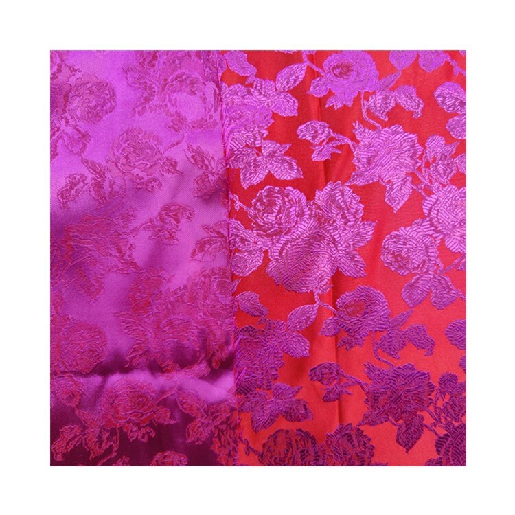 Tissu brocart de soie rouge : 145 cm de large, motif pivoine