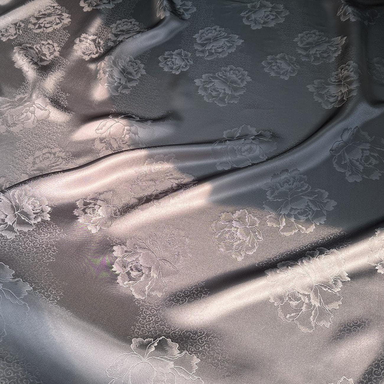 Tissu en rayonne damassé satiné jacquard pivoine : double face, 150 cm de large