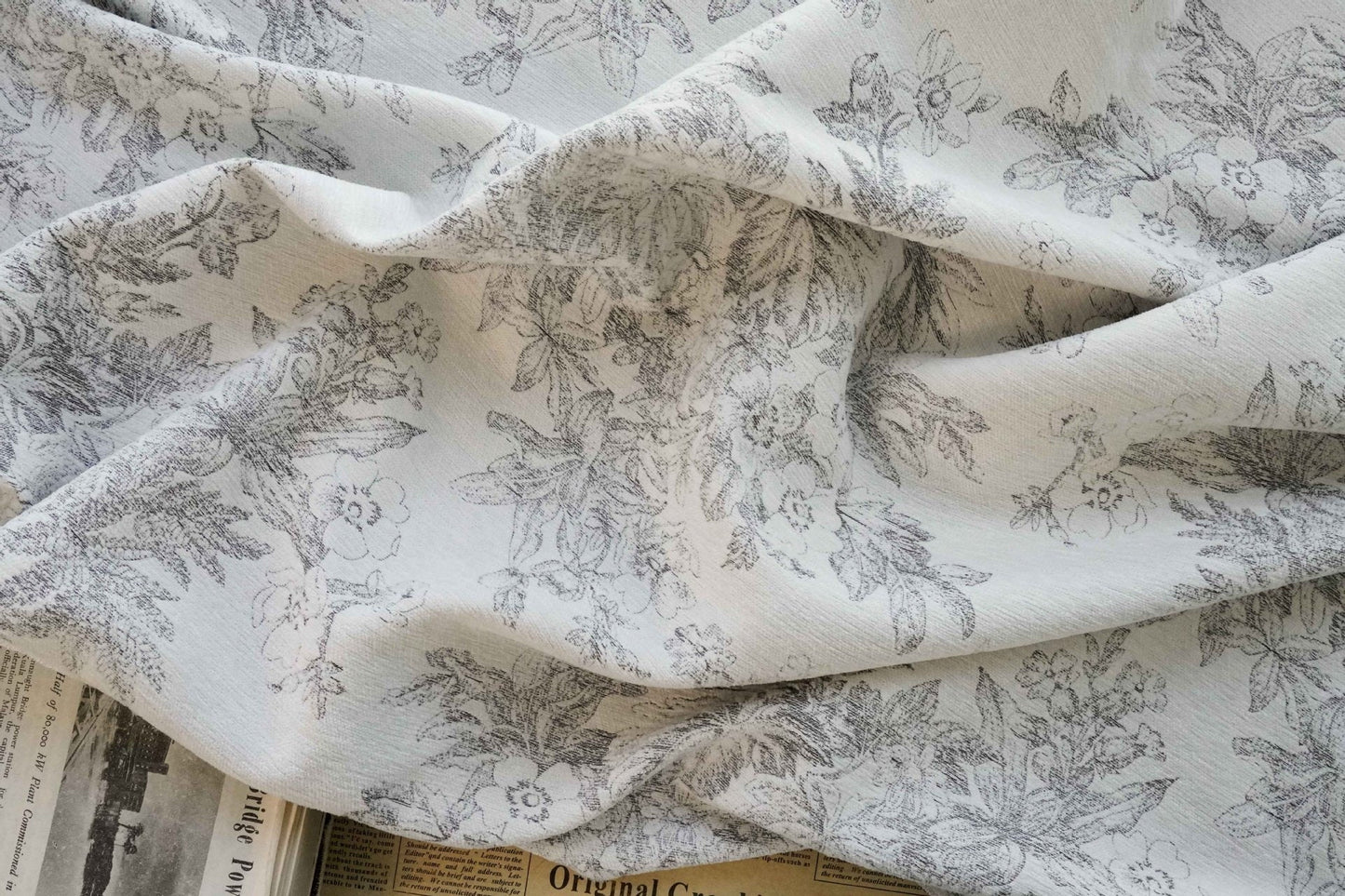 Tissu jacquard chenille à motif floral : 150 cm de large, pour l’ameublement, les costumes et la décoration.