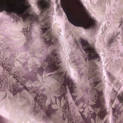 Tissu jacquard pivoine : 145 cm de large, mélange coton-rayonne, pour ameublement et costumes.