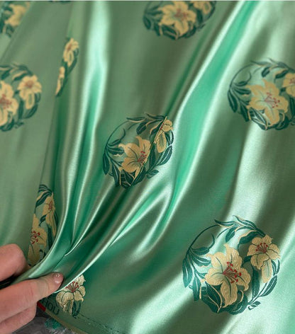 Tissu satin de soie chinois à motif floral ��� Hanfu et Qipao modernes, confection de vêtements, loisirs créatifs Fabr"Wide