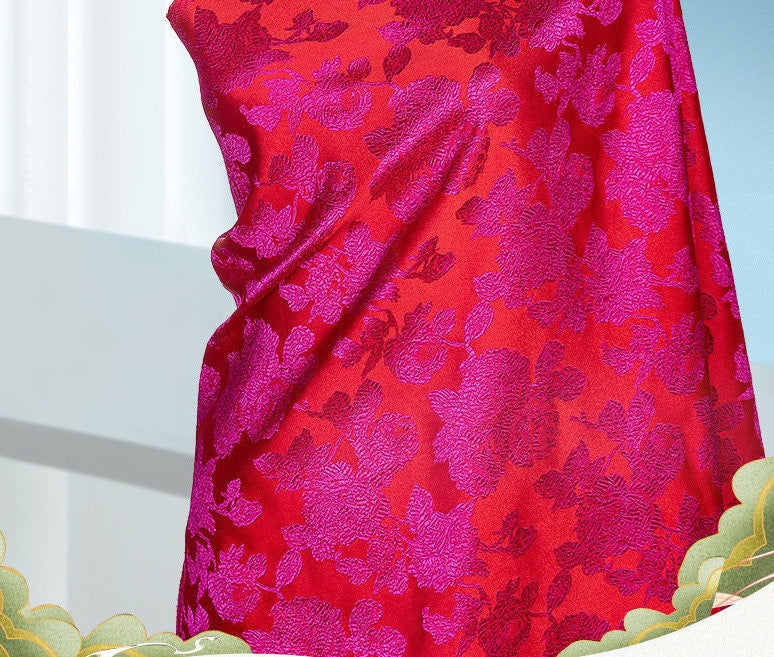 Tissu brocart de soie rouge : 145 cm de large, motif pivoine