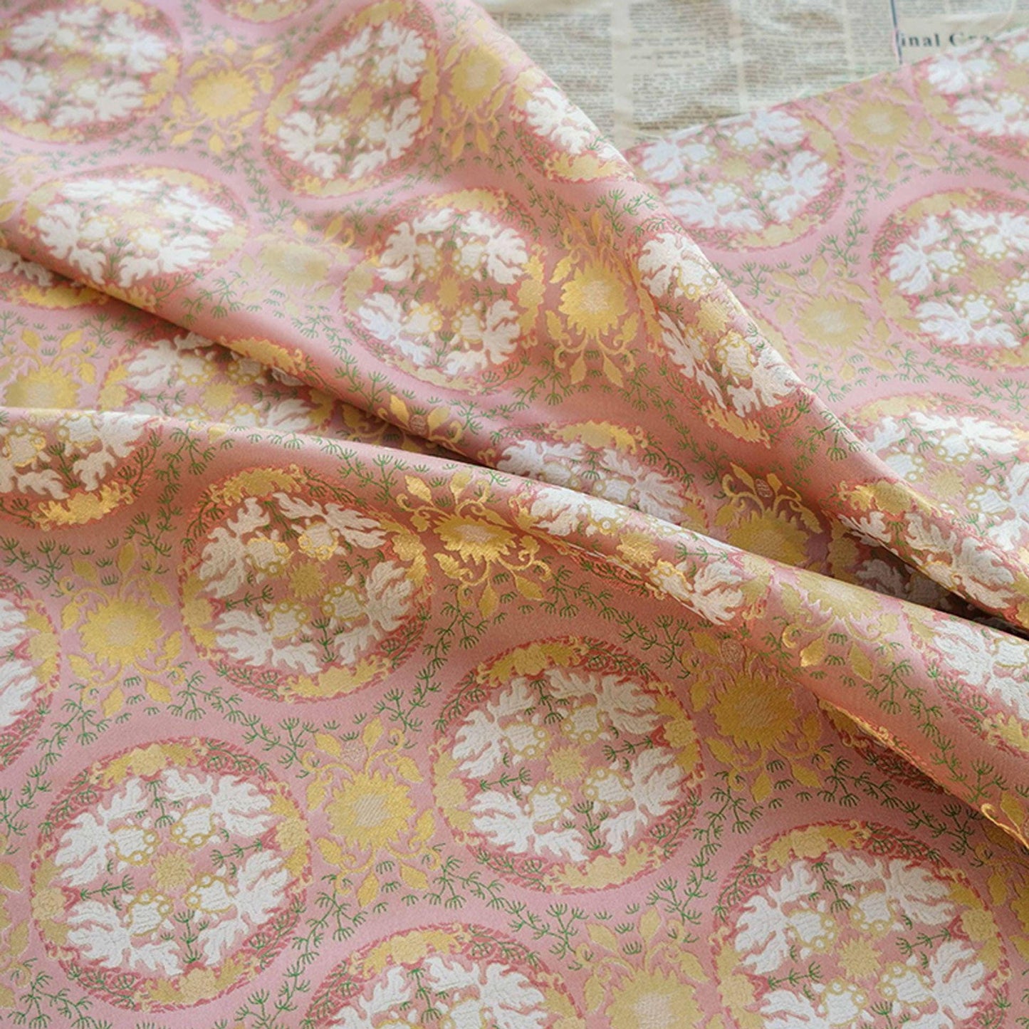 Tissu jacquard à fil doré : motif poisson et lotus en relief, largeur 140 cm