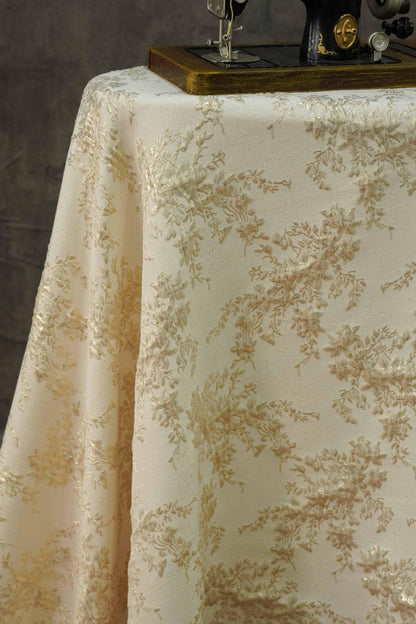 Tissu jacquard tissé à motif floral doré : gaufré, pour l’ameublement et la couture (DIY) - 142 cm de large