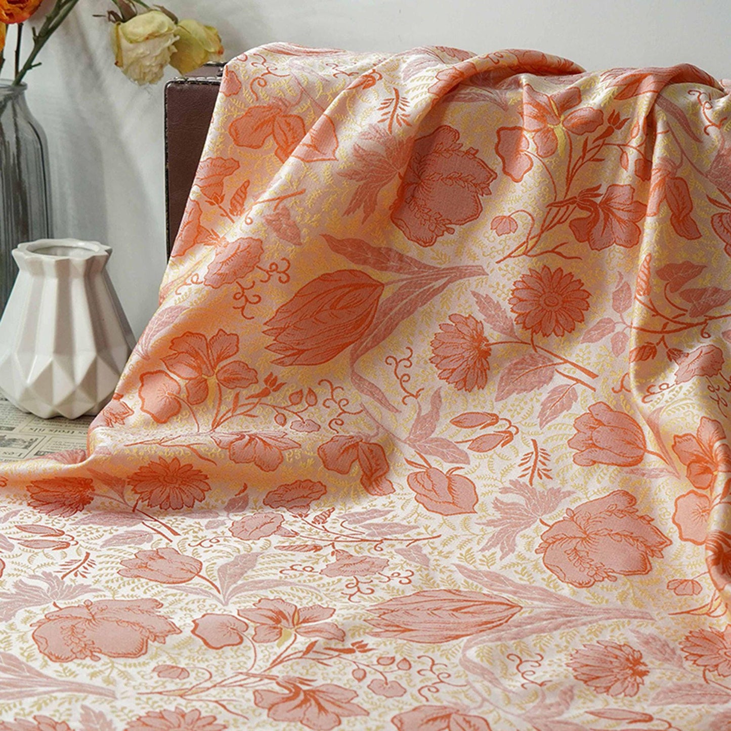 Tissu jacquard tissé rouge et jaune : revêtement d'ameublement à motif floral en relief 3D