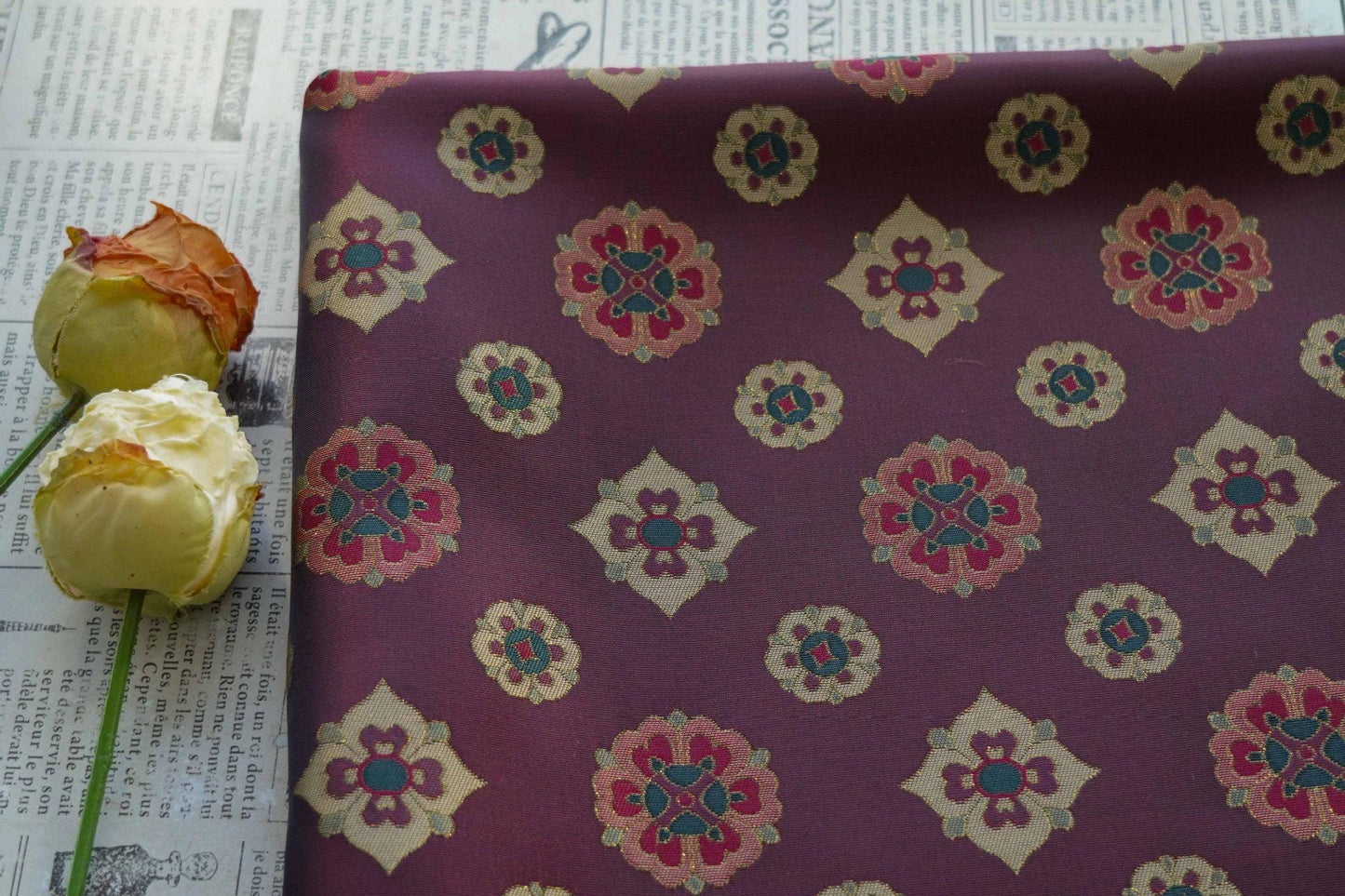 Tissu jacquard à motif de fleurs de pipa orientales avec accents dorés ��� Brocart de luxe Large