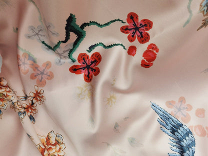 Tissu satin de rayonne à motif paon : tissu doux imprimé pour les mariées
