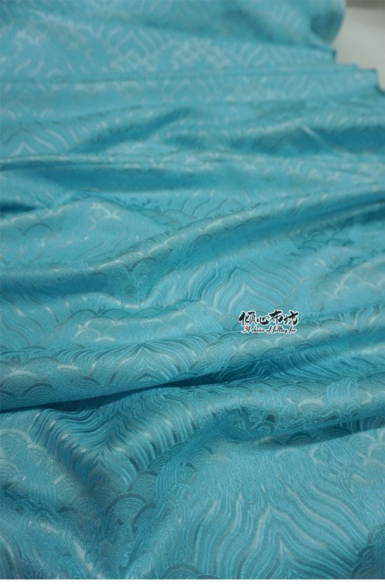 Tissu brocart à motif vagues turquoise : jacquard de soie et rayonne, 74 cm de large