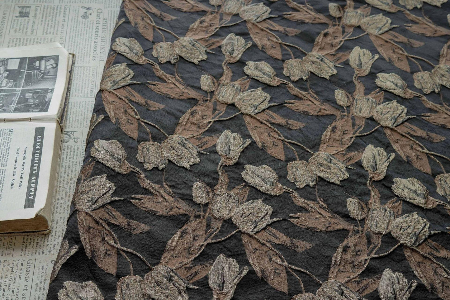 Tissu jacquard réversible, tissu tissé à motif tulipe dorée en relief, 160 cm de large