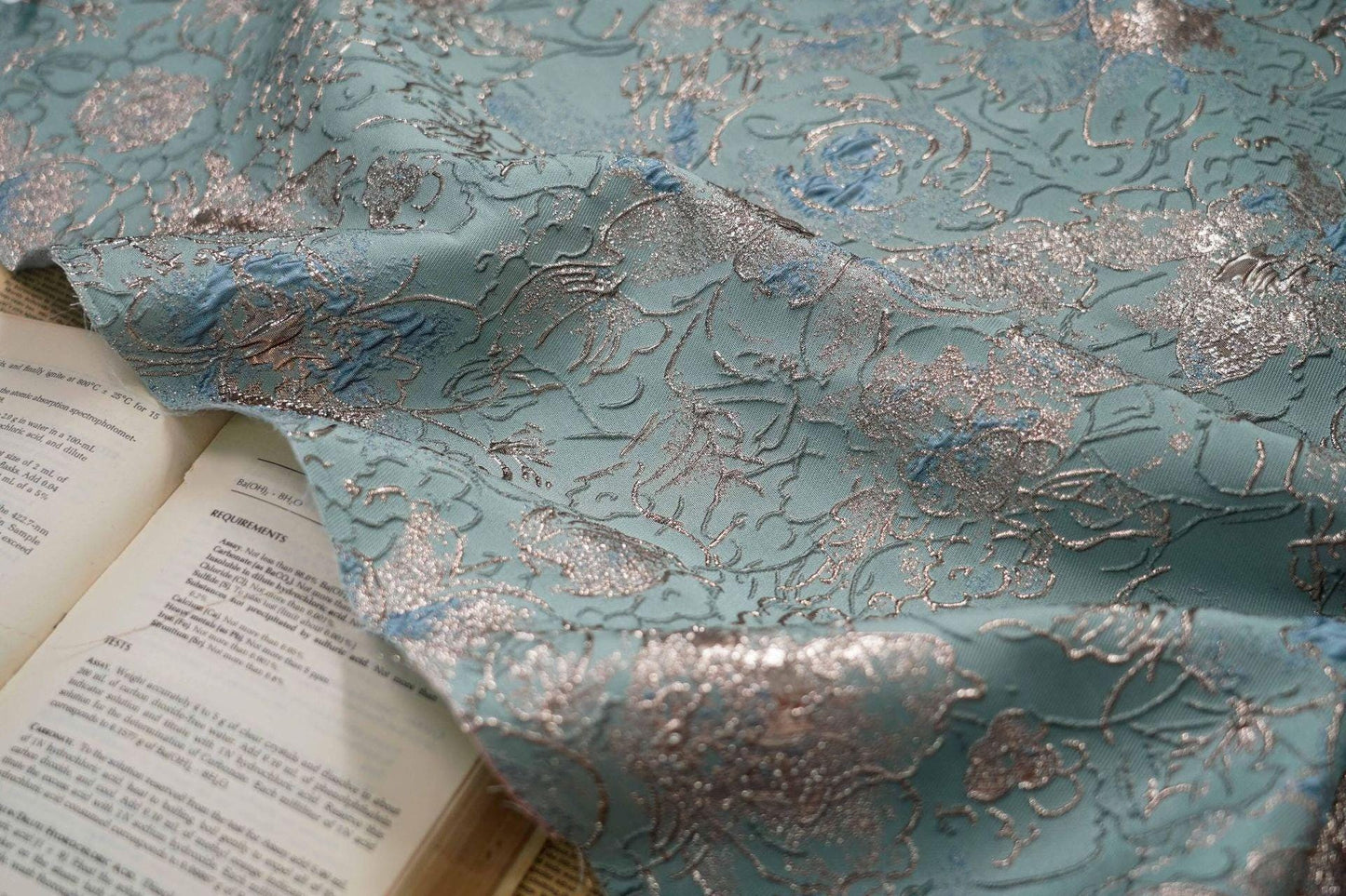 Tissu jacquard floral à fil doré : revêtement d’ameublement coloré en 3D, 137 cm de large