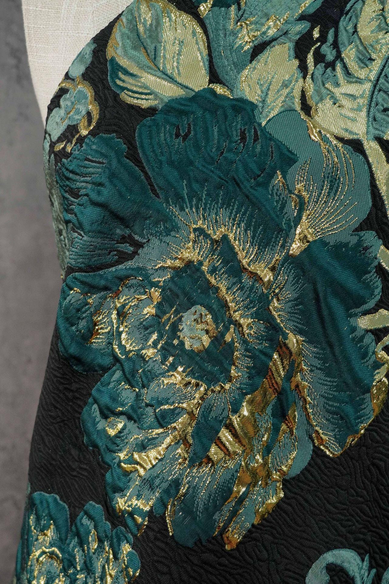 Tissu jacquard floral vintage ��� Métallisé en relief 3D 3"W