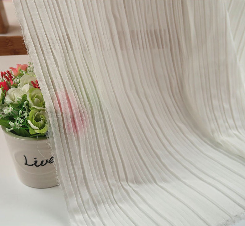 Tissu mousseline plissé : 150 cm de large, texture accordéon, drapé fluide