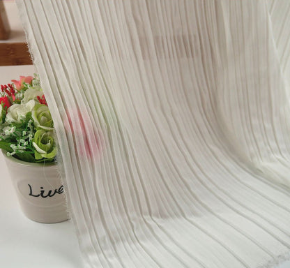 Tissu mousseline plissé : 150 cm de large, texture accordéon, drapé fluide