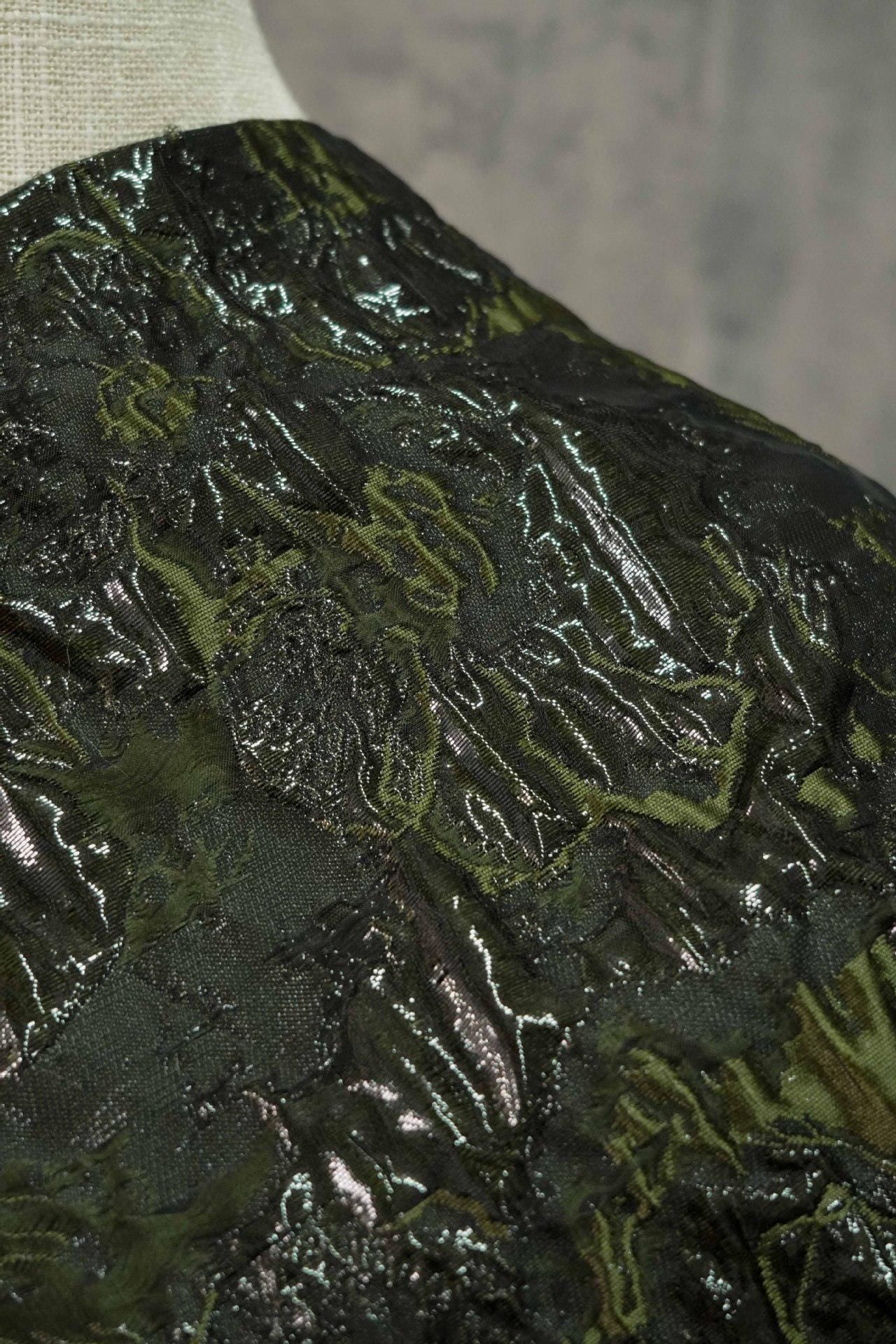 Tissu jacquard vert foncé, texture 3D en relief avec fil doré, largeur 140 cm