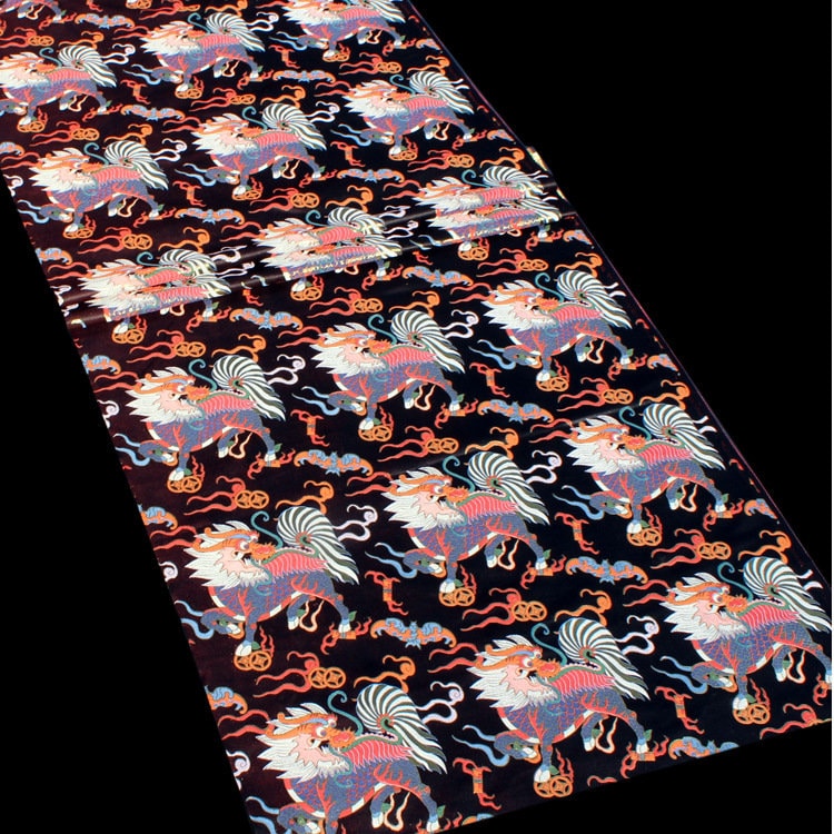 Tissu brocart de soie Kirin : Jacquard noir et rouge, 74 cm de large