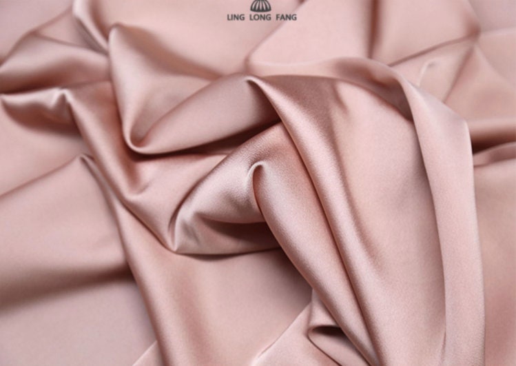 Tissu satin de soie : coloris unis, largeur 150 cm, tissu pour robes et peignoirs