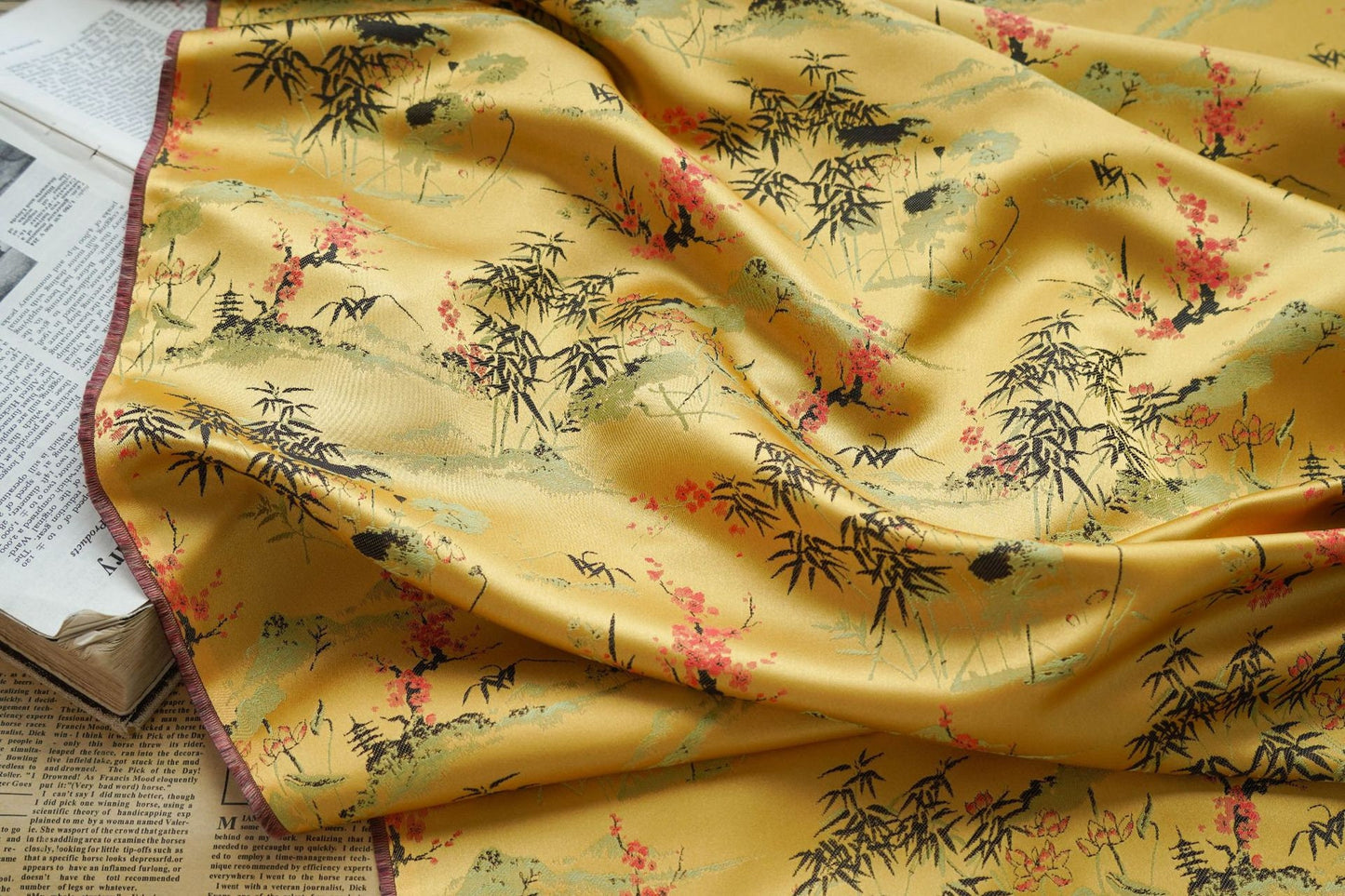 Tissu satiné brocart damassé doré : tapisserie florale, 152 cm de large