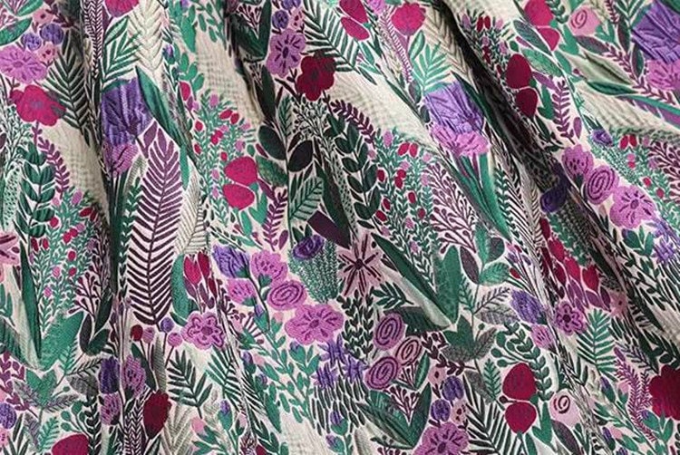 Tissu jacquard à motif floral : mélange de rayonne et de polyester teint en fil, 137 cm de large