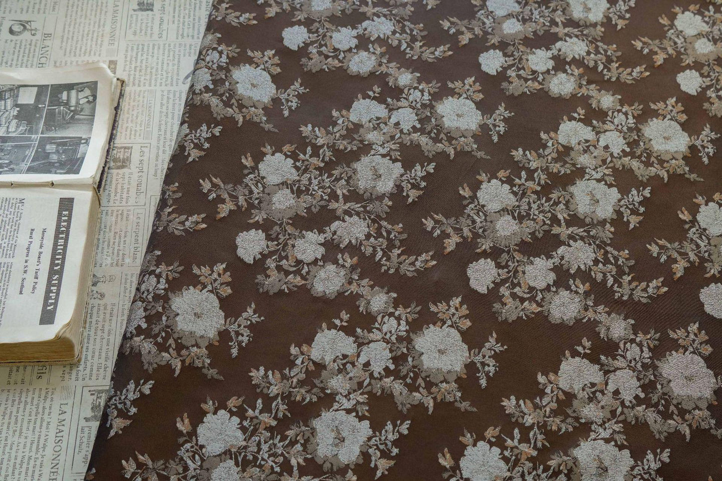 Tissu jacquard style palais européen, motif feuilles et fleurs, collection Reserve, largeur 62 pouces