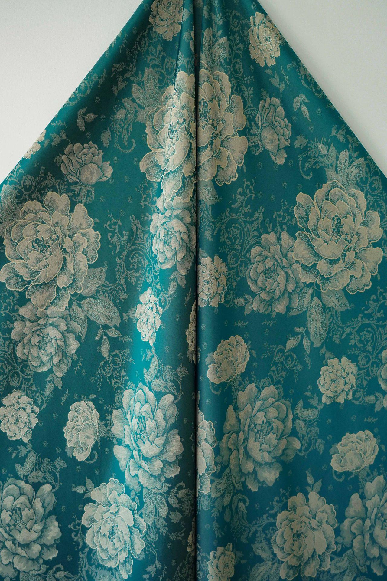Tissu d'ameublement en satin de soie Peony Tea : 55 po de largeur, texture riche