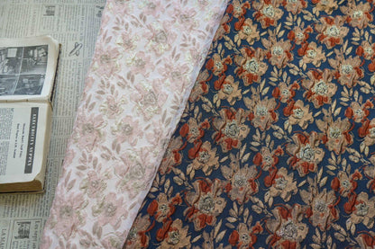 Tissu à motifs floraux en relief avec fil doré : mélange de rayonne 3D vintage, 142 cm de large