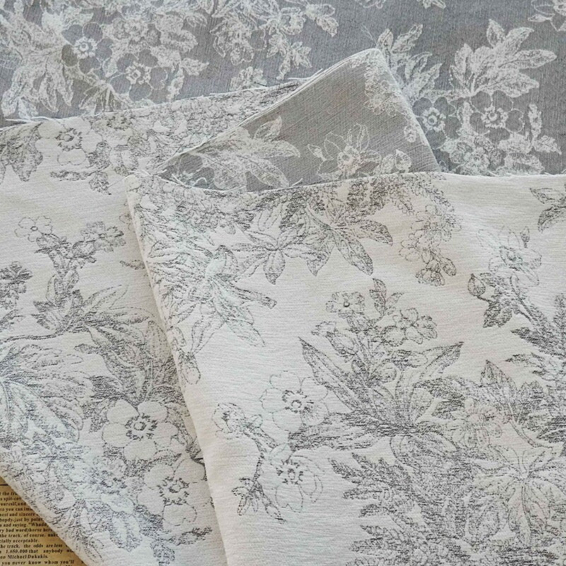 Tissu jacquard chenille à motif floral : 150 cm de large, pour l’ameublement, les costumes et la décoration.