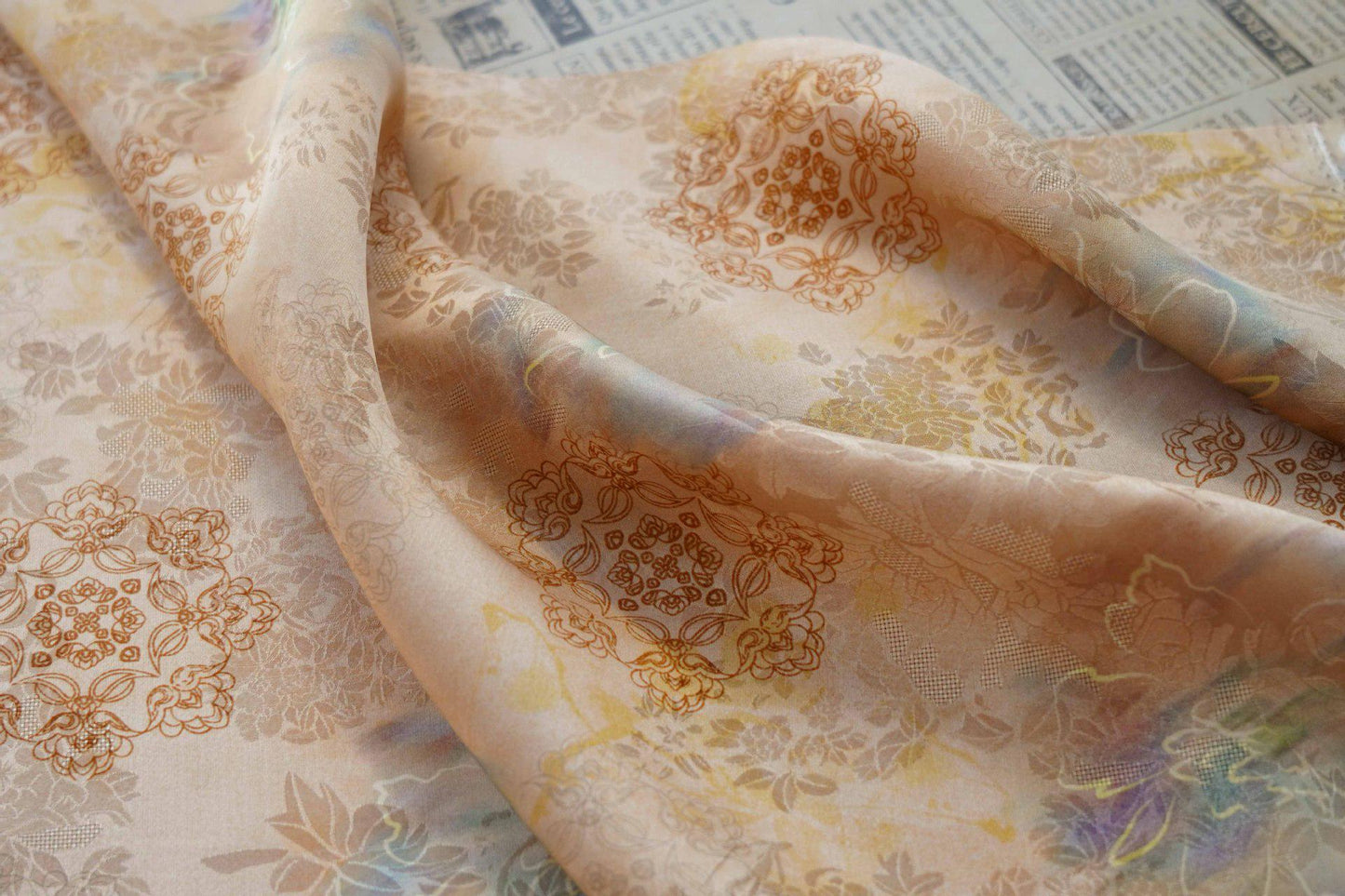 Tissu satiné style palais : imprimé floral, 140 cm de large