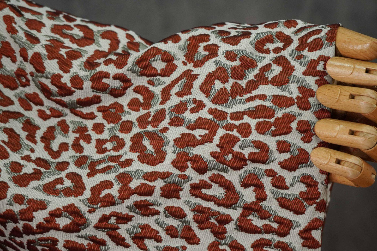 Tissu d'ameublement jacquard léopard : damas en polyester gaufré 3D, 168 cm de large