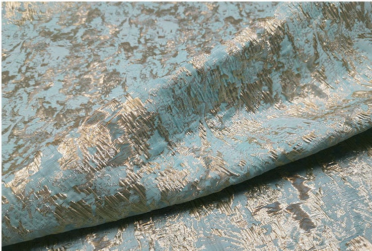 Tissu brocart métallisé : Jacquard damassé de 132 cm de large avec fil d'or